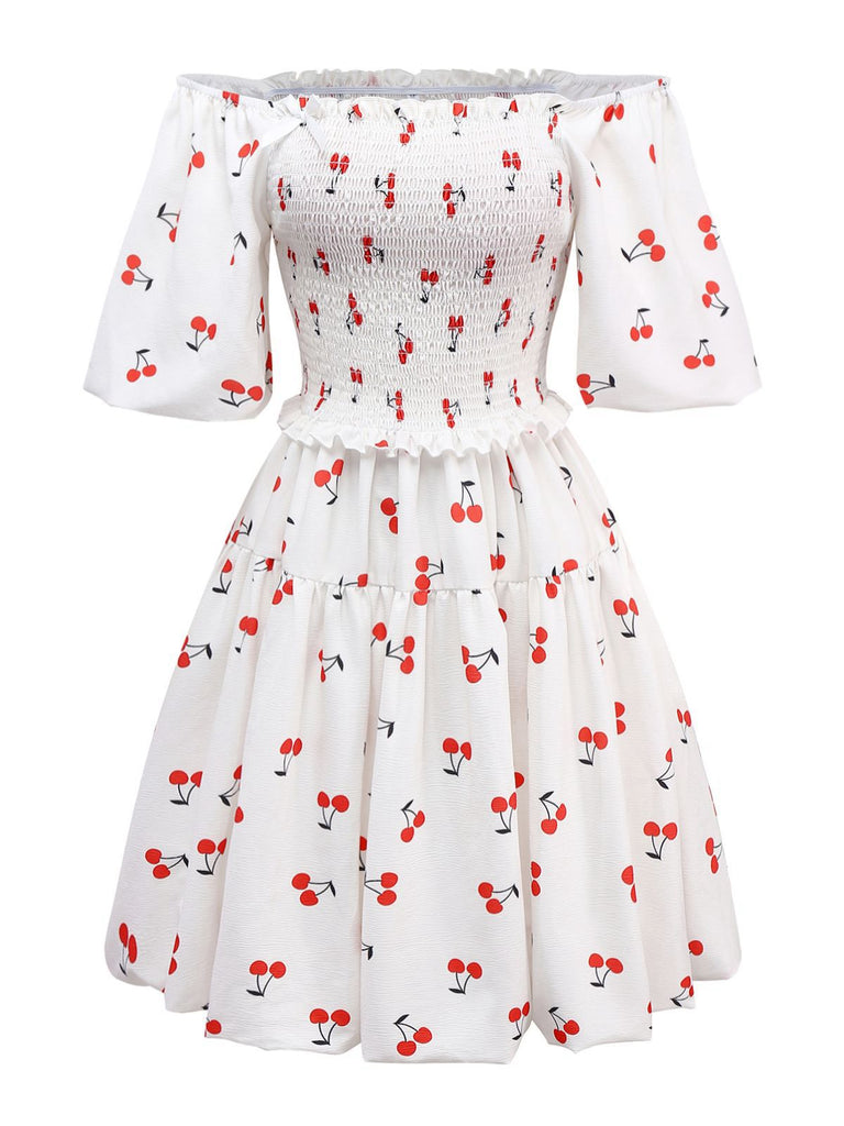 Robe blanche manches bouffantes et épaules dénudées motif cerise des années 1950