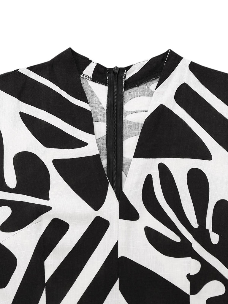 Combinaison ceinturée noire et blanche à motif de plantes des années 1950