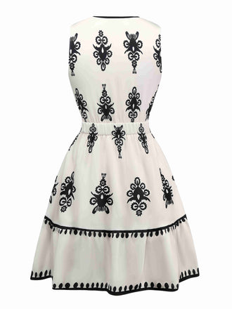 Robe blanche imprimés tribaux style bohème col en V profond années 1970