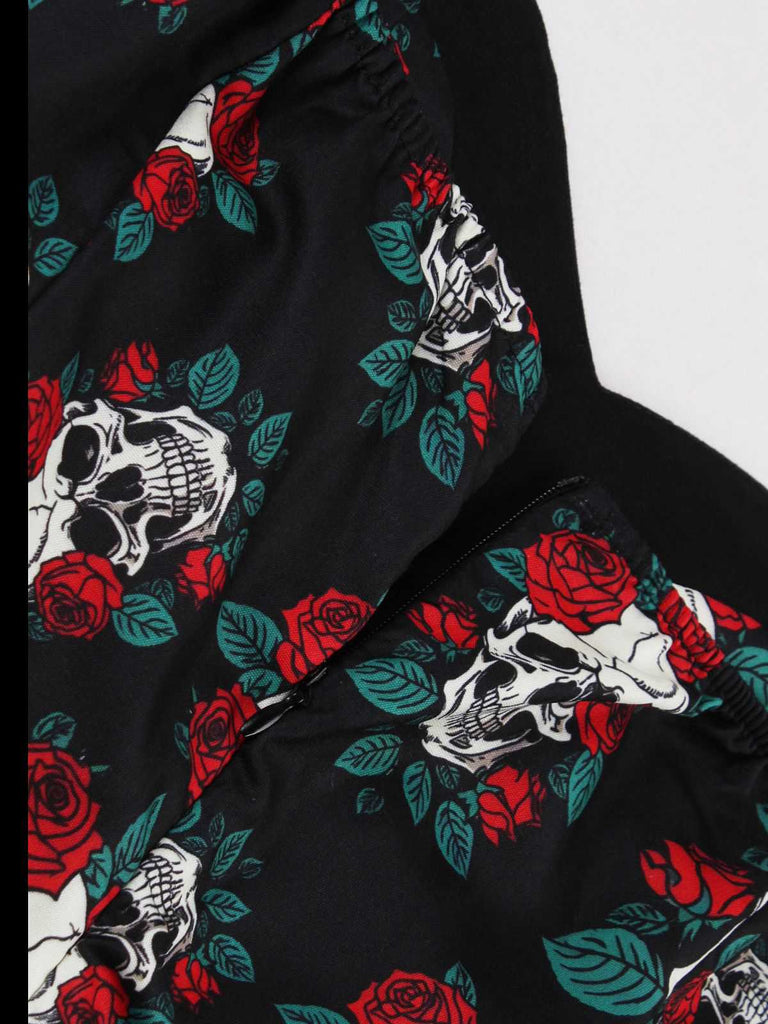 Robe noire licou à motif crânes et roses Halloween années 1950
