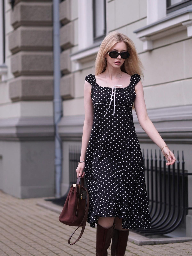 Robe à volants et col carré à pois noir années 1940