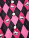 [Prévente] Robe à bretelles motif argyle nœud et crâne noire et rose des années 1960