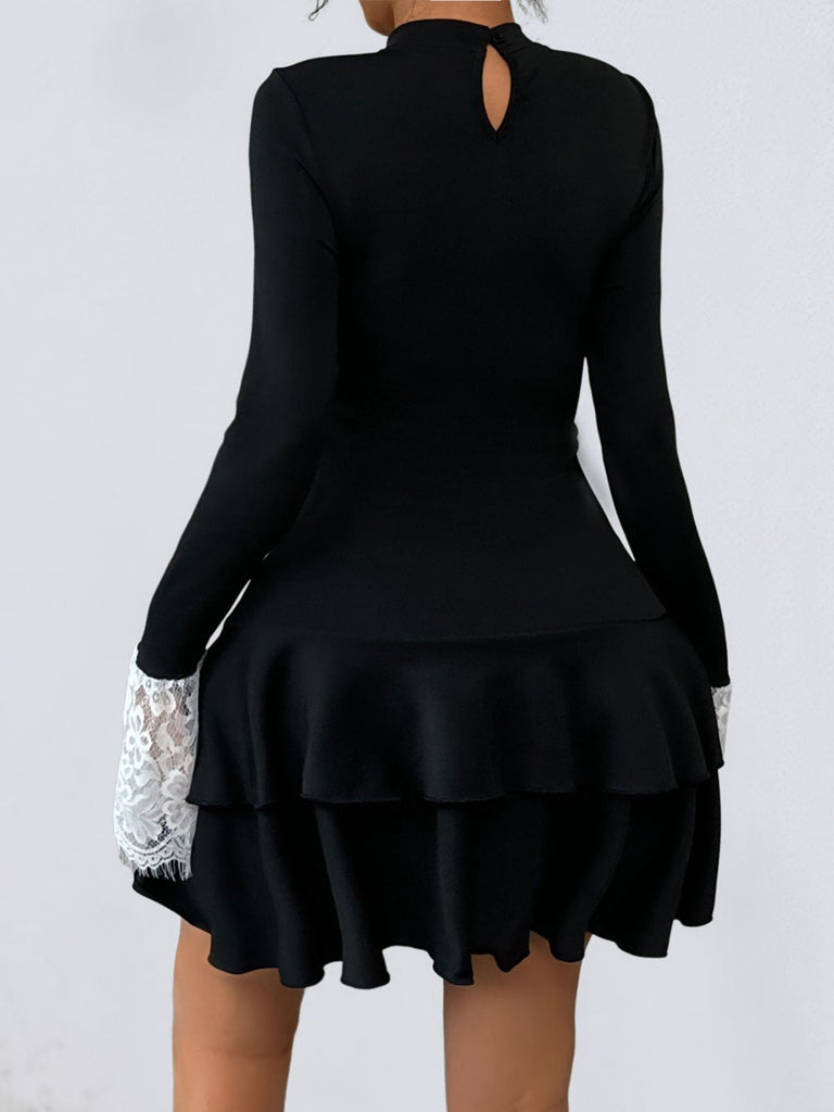 Robe noire et blanche en dentelle avec nœud années 1950