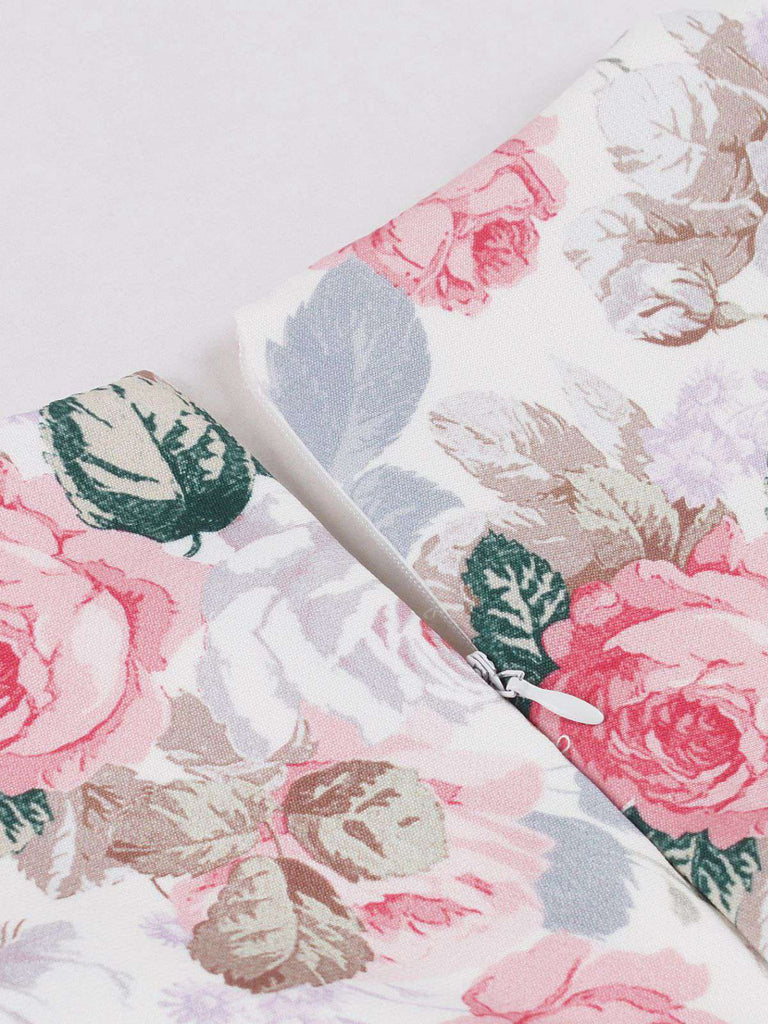 Robe trapèze rose motif fleurs et col en cœur des années 1950