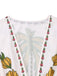 Combinaison blanche fleur à col en V profond années 1950