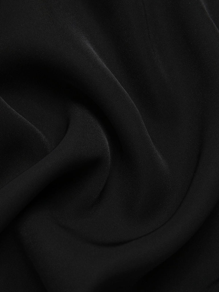 [Prévente] Robe cape froncée noire et blanche avec broche perlée des années 1940