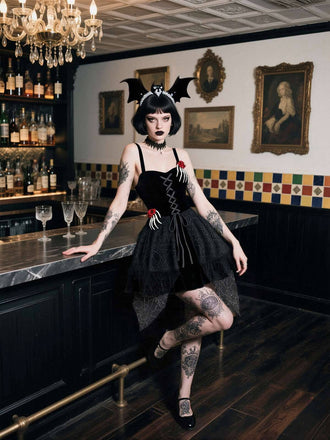 Robe noire d'Halloween avec decor de main de squelette et roses années 1950