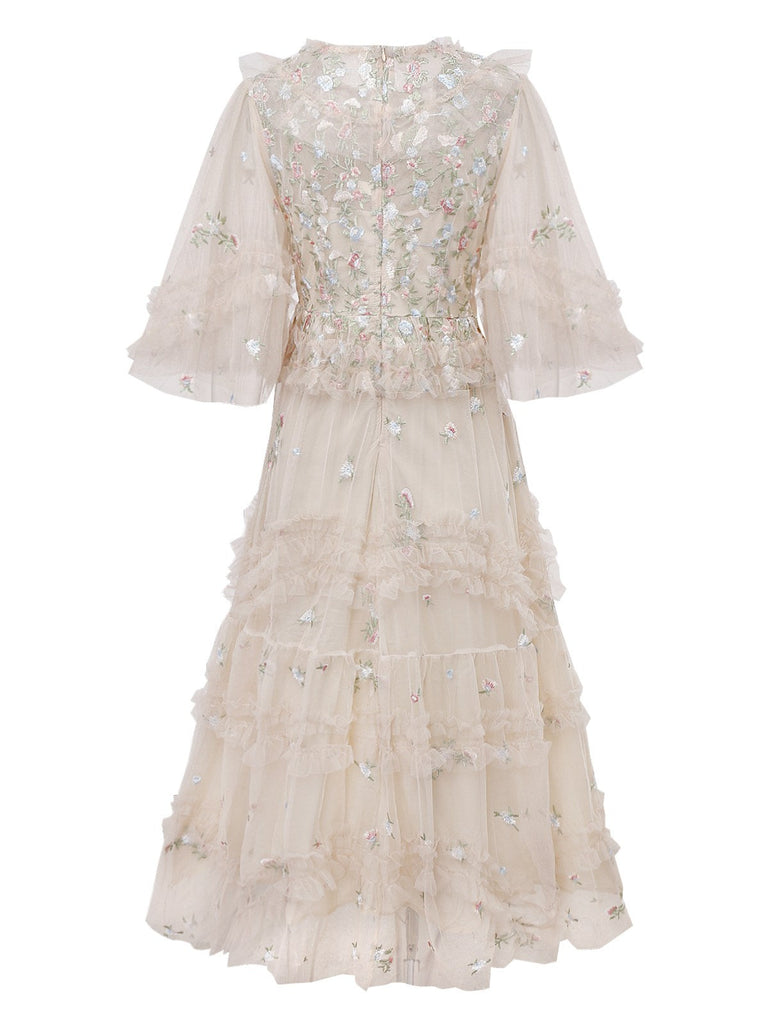 Robe beige à volants en maille illusion brodée de fleurs des années 1930