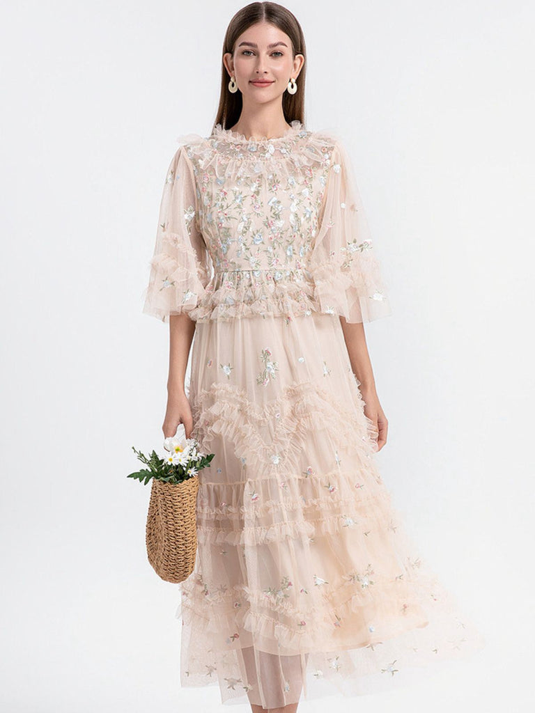Robe beige à volants en maille illusion brodée de fleurs des années 1930