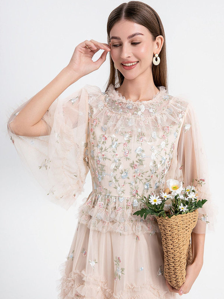 Robe beige à volants en maille illusion brodée de fleurs des années 1930