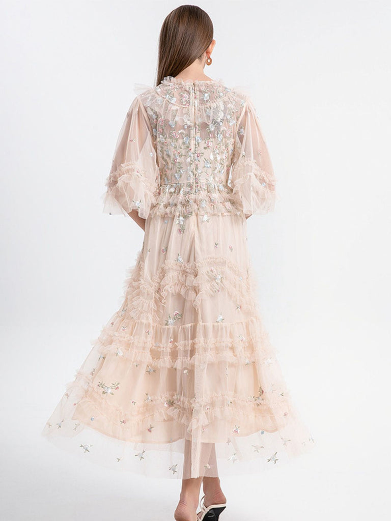 Robe beige à volants en maille illusion brodée de fleurs des années 1930