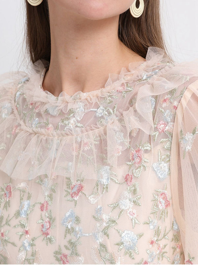 Robe beige à volants en maille illusion brodée de fleurs des années 1930