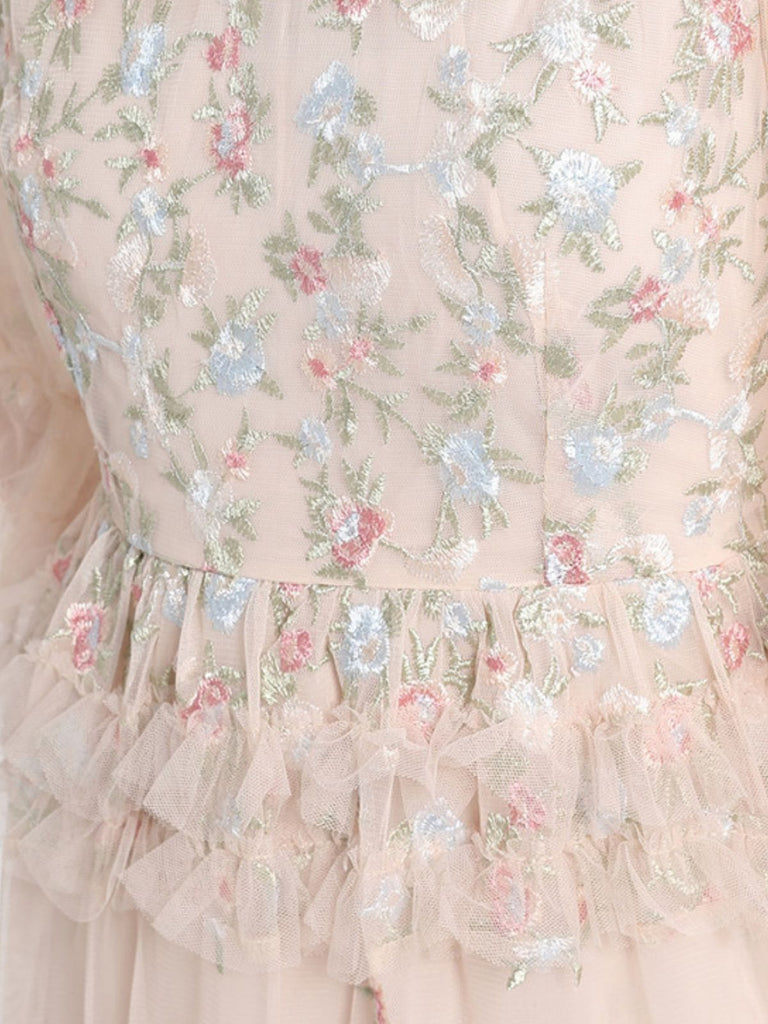 Robe beige à volants en maille illusion brodée de fleurs des années 1930