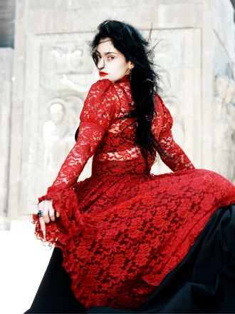Robe victorienne rouge en dentelle à manches gigot des années 1980