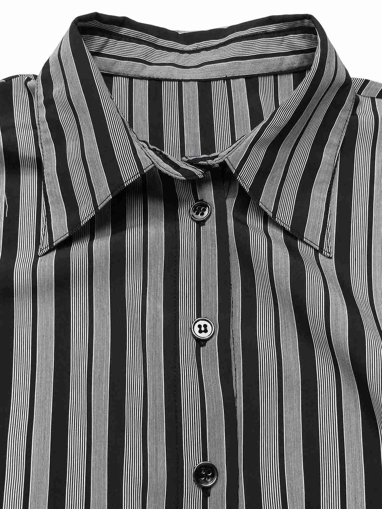 Combinaison noire à rayures et col chemise des années 40 avec cape