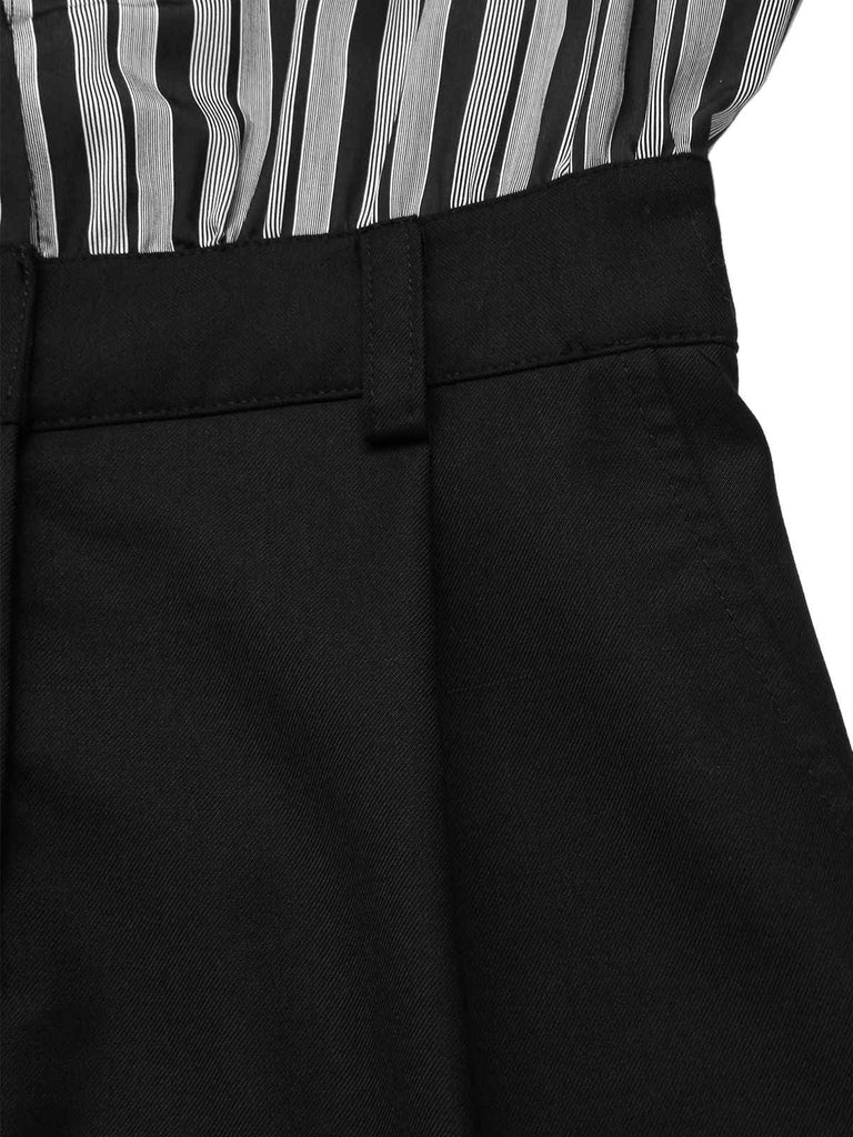 Combinaison noire à rayures et col chemise des années 40 avec cape