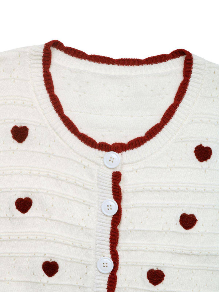 Cardigan tricoté blanc contrasté à cœurs années 1950
