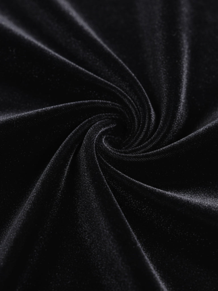 Robe noire col bénitier en velours avec broche en plumes des années 1930