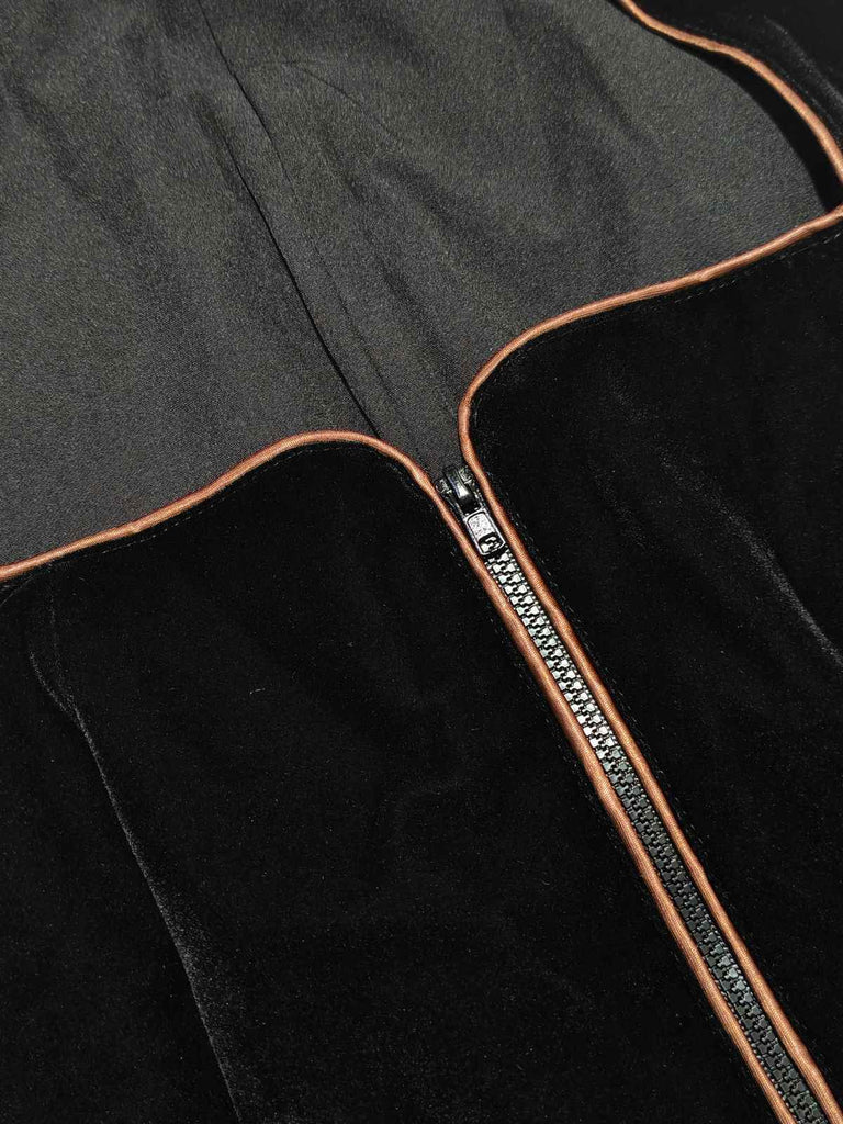 Robe marron en velours et tablier plissé en satin années 1950