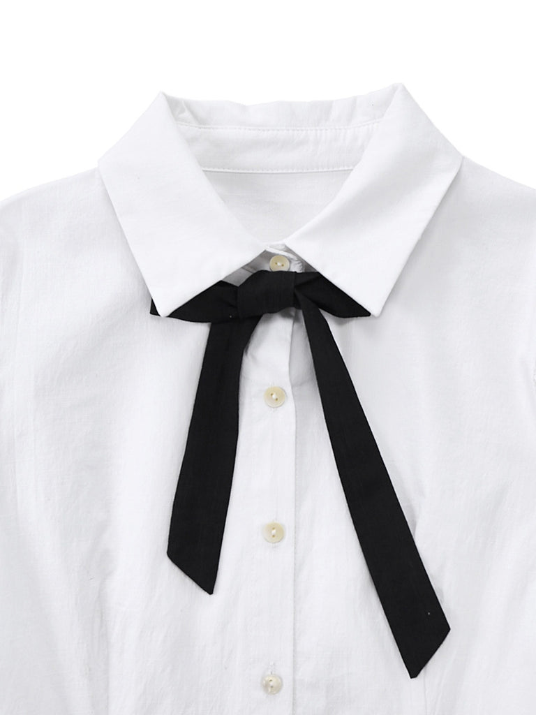 Chemisier blanche à manches bouffantes et nœud années 1960