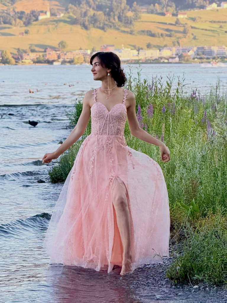 Robe longue rouge en tulle et dentelle à fines bretelles des années 1930