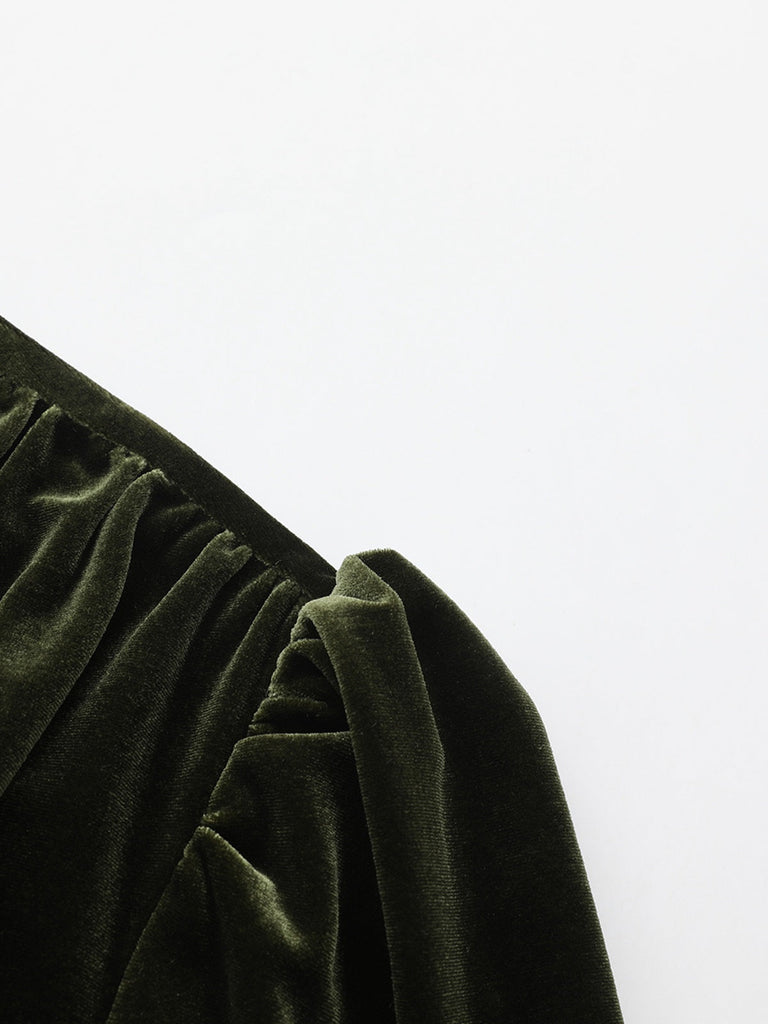 Robe verte en velours manches bouffantes col en V profond et froncées des années 1940