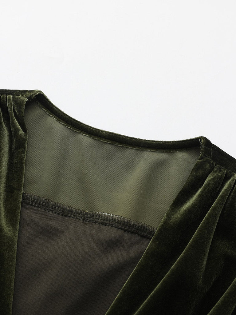 Robe verte en velours manches bouffantes col en V profond et froncées des années 1940