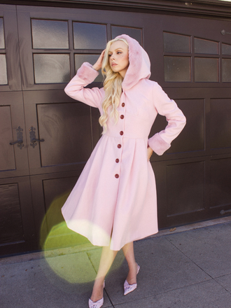 Manteau rose à capuche boutonné en fausse laine années 1950