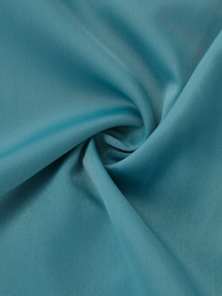 Combinaison bleue à revers bordés de fourrure et ceinture à sequins des années 1970