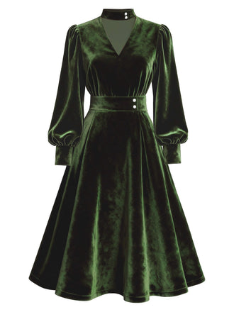 Robe verte en velours perlé et col en V années 1950