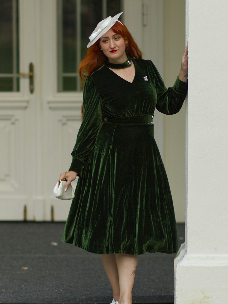 [Prévente] Robe verte en velours perlé et col en V années 1950
