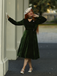 [Prévente] Robe verte en velours perlé et col en V années 1950