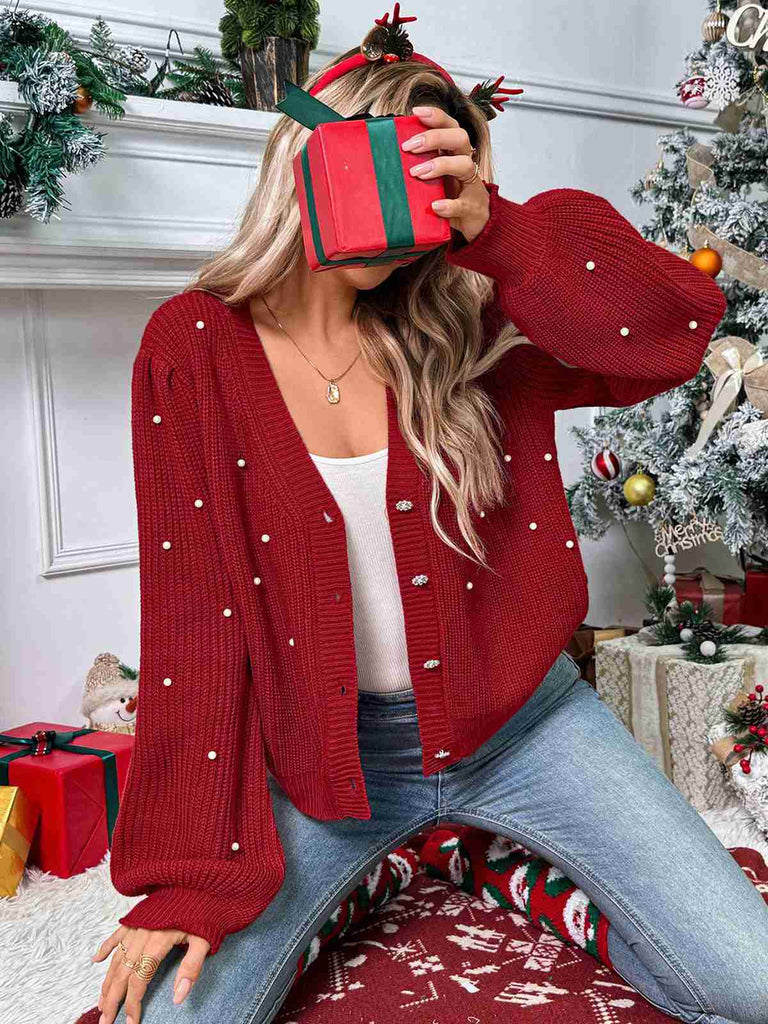 Cardigan rouge uni en maille lâche orné de perles des années 1950