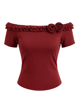 Top en maille rouge à volants et épaules dénudées orné de roses années 50