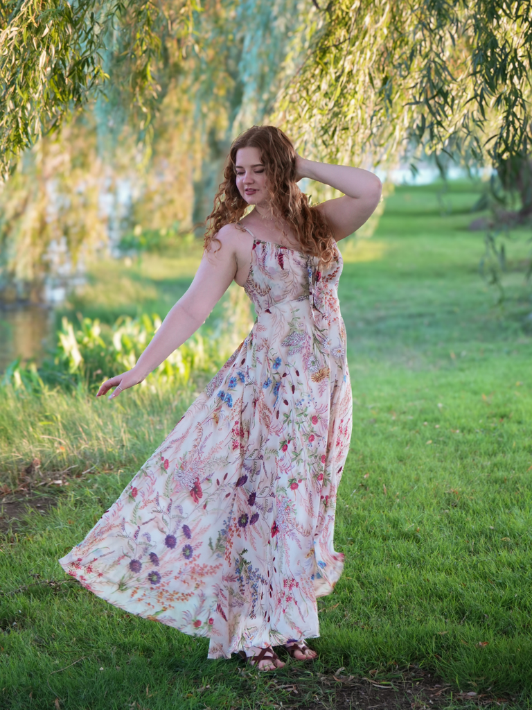 Robe bohème multicolore à fleurs col V années 1930