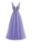 Longue robe violette tulle brodée et à col en V années 1950