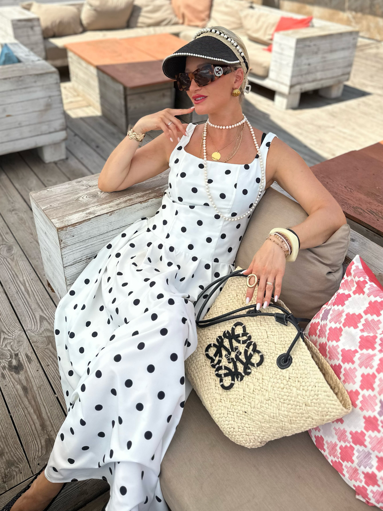 Robe blanche sans manches pois encolure carrée et jupe plissée années 50