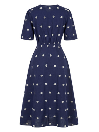 Robe Trèfle à Quatre Feuilles Col V Brodée Bleue Années 1940 2