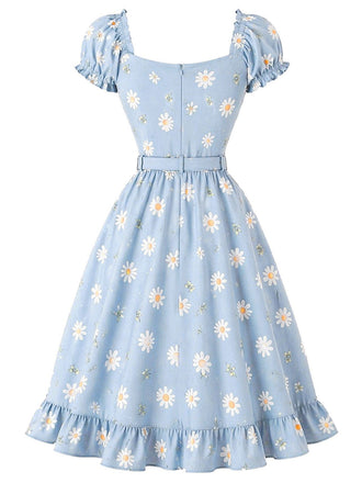 Robe bleu clair motif marguerites et décolleté cœur années 50