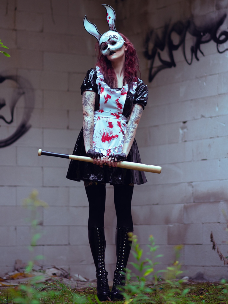 Robe de servante noire pour Halloween similicuir verni taches de sang années 50