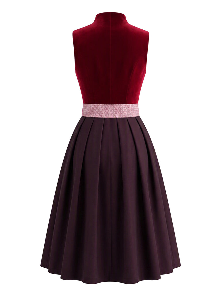 Ensemble bordeaux avec robe en velours à décolleté cœur, tablier et top blanc Années 1950