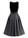 Ensemble noir avec robe à décolleté cœur et bordure contrastée, tablier et top blanc Années 1950