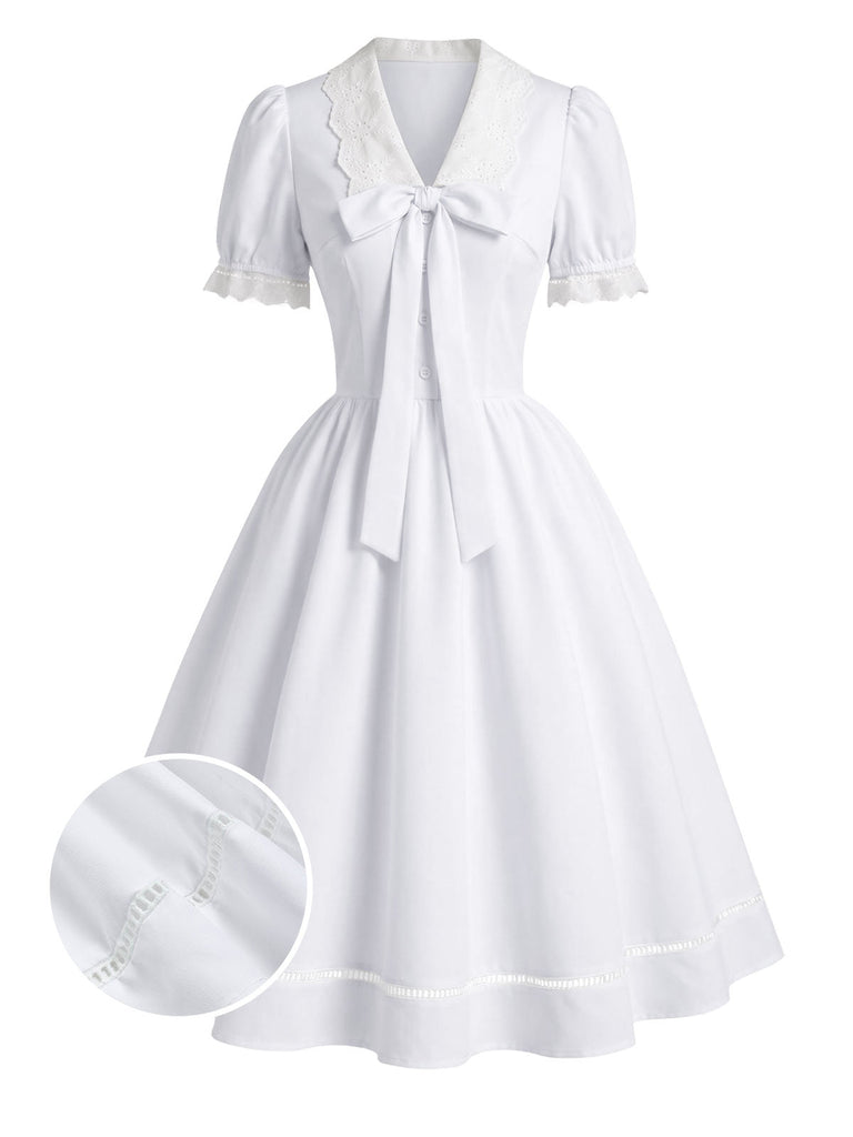 [Prévente] Robe blanche unie en dentelle à col V et nœud Années 1950 - 1