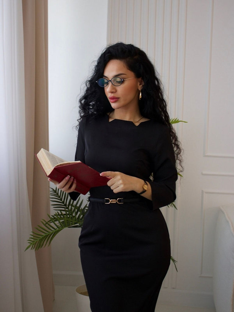 Robe crayon noire à col bateau uni des années 1960