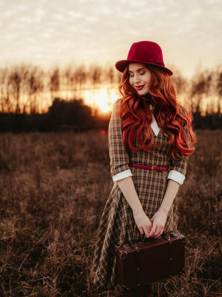 Robe à carreaux marron à revers et nœud des années 1950