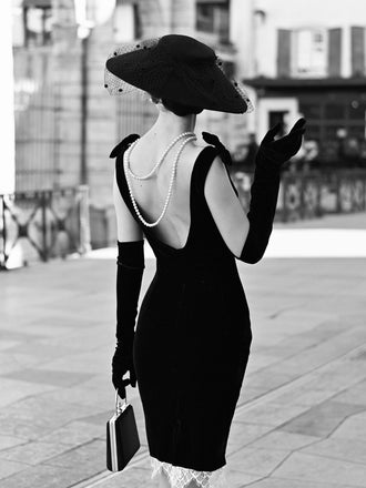 Robe noire à nœud en velours massif des années 1960