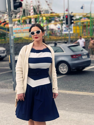 Robe rayée bleu foncé à col bateau des années 40