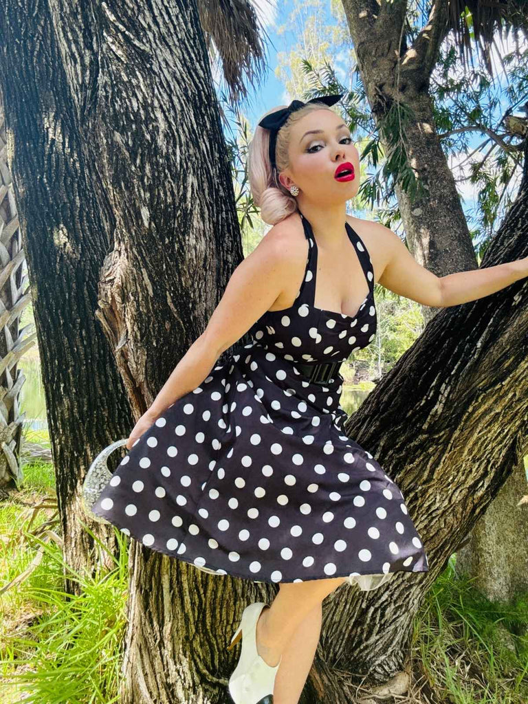 Robe ceinturée à pois contrastés dos nu noir des années 1950