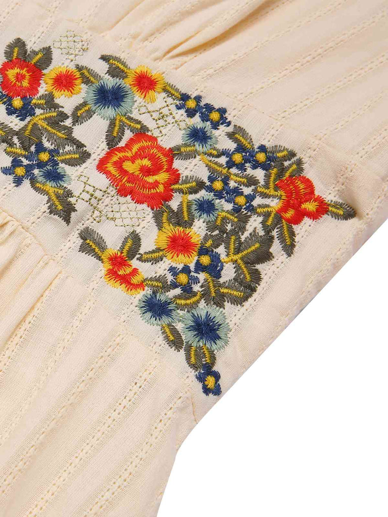 Robe fleurie brodée en coton noire à col en V des années 40