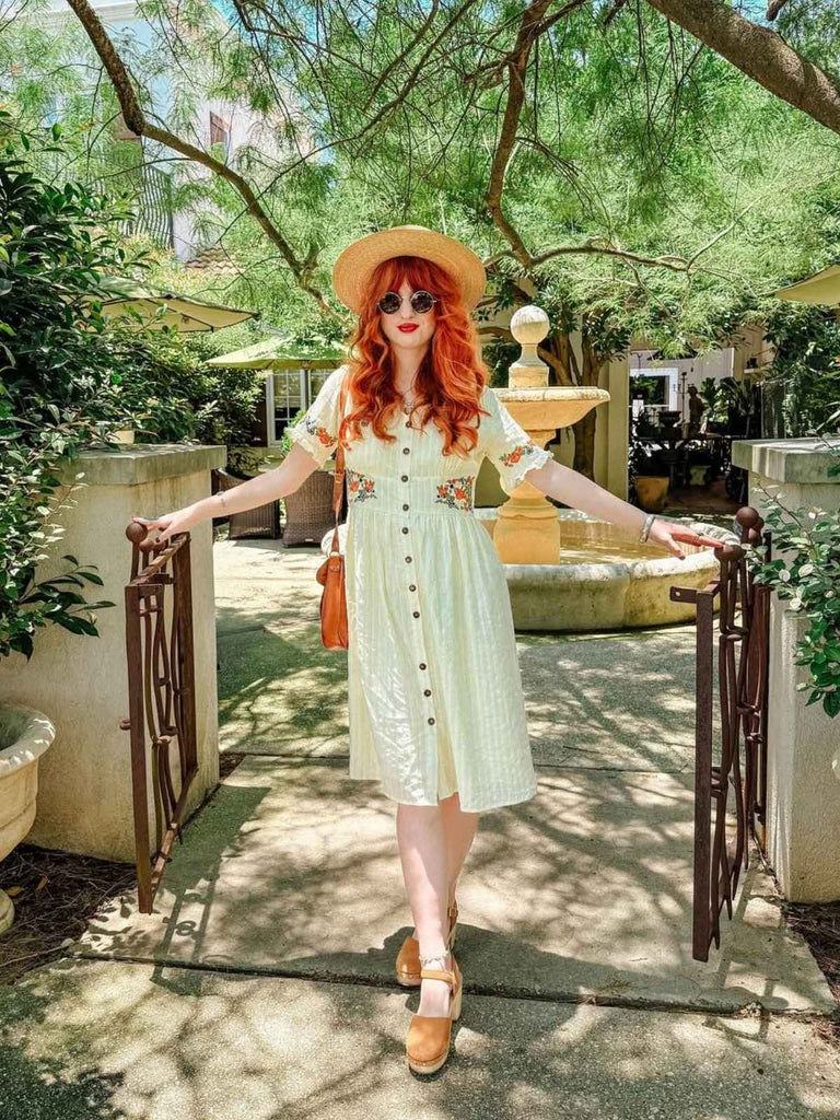 Robe fleurie brodée en coton beige à col en V des années 40